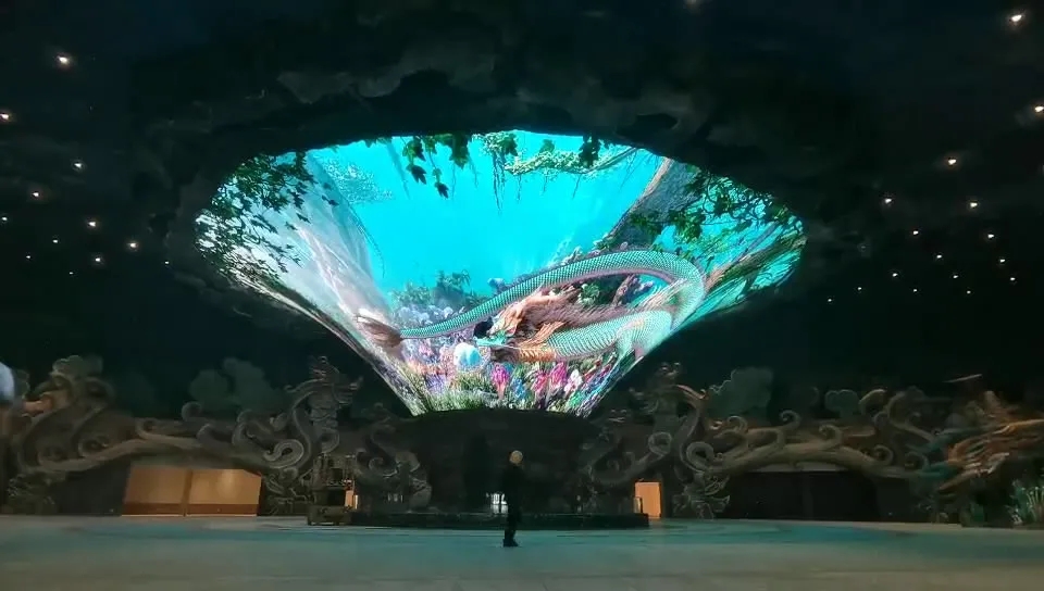 康碩展又一創(chuàng)意巨作，南京龍之谷直徑27米的樹形喇叭屏，世界之最！