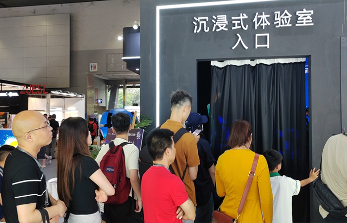 沉浸式體驗式入口處排隊盛況
